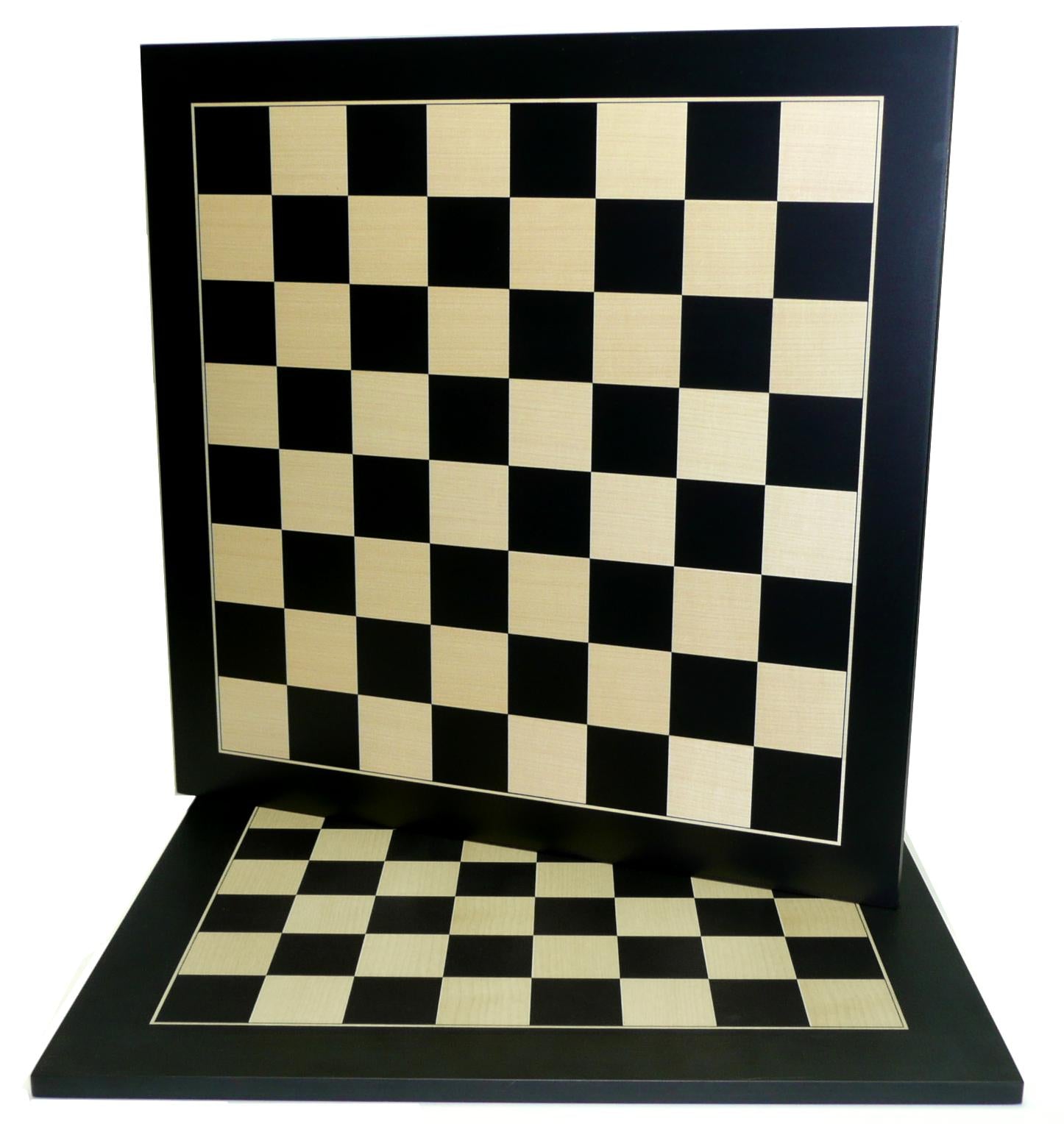 Edles Holz-Schachbrett aus Ahorn und schwarz gebeiztem Holz, 52 × 52 cm, mit kontrastreichem Spielfeld in Natur und Schwarz.